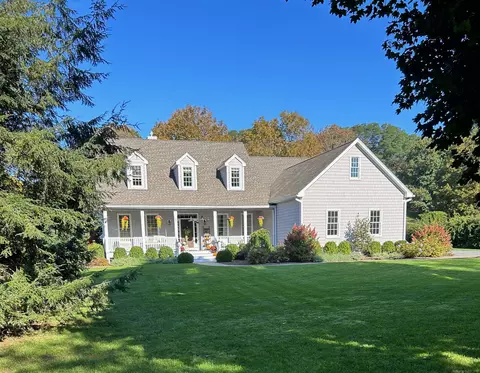 8 Tamanny Trl, Danbury, CT 06811
