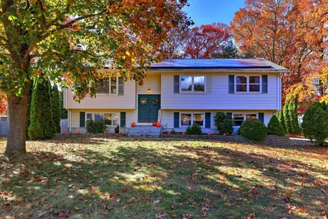 77 Blackstone Ln, East Hartford, CT 06108