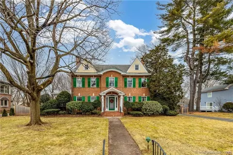 125 Quaker Ln N, West Hartford, CT 06119