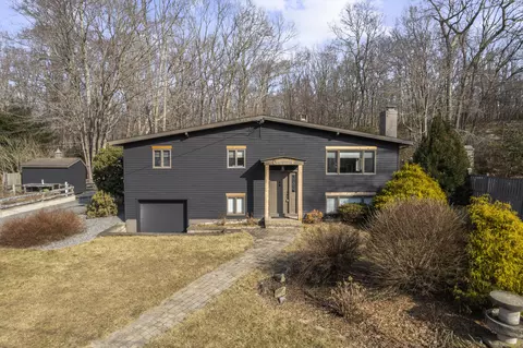 46 Carriage Hill Dr, Niantic, CT 06357