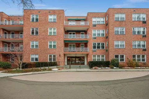 1 Putnam Hl #4K, Greenwich, CT 06830