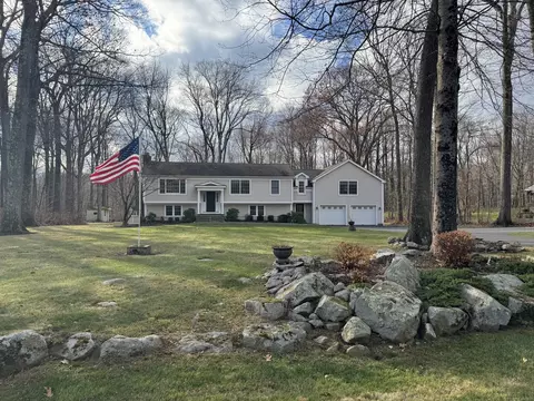 92 Flat Rock Dr, Ridgefield, CT 06877