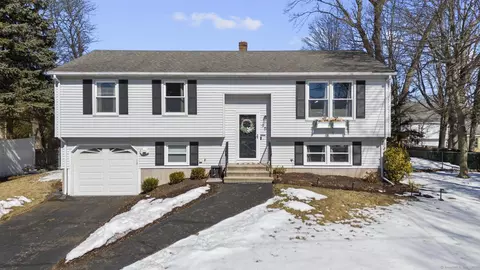 95 Tanglewood Dr, Hamden, CT 06518