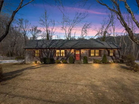 10 Nelson Dr, East Lyme, CT 06333