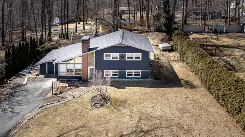 24 N Glenwoods Rd, Gales Ferry, CT 06335