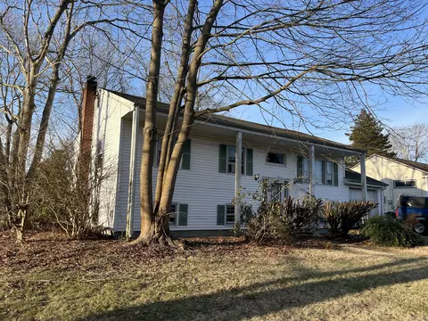 17 Fifth Ave, Waterford, CT 06385