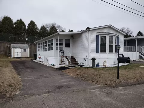 12 Mohegan Dr, East Hartford, CT 06118