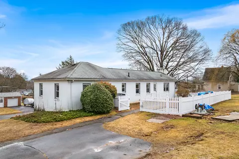 2 Gloria Rd, Cromwell, CT 06416