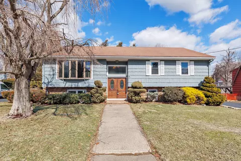 96 Trelane Dr, Bridgeport, CT 06606