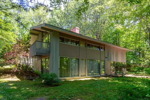 55 Westwood Dr, Middlebury, CT 06762