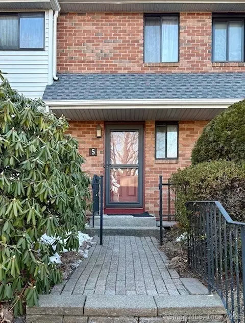 5 Danforth Ln #5, West Hartford, CT 06110