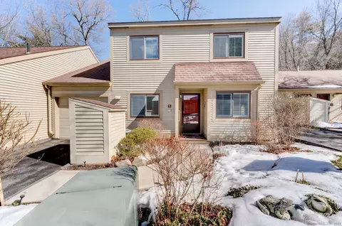 5 Putnam Ln #5, Avon, CT 06001