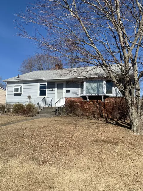 27 Surrey Ln, Norwich, CT 06360