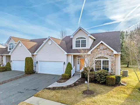 21 Green Briar Dr #21, Suffield, CT 06078