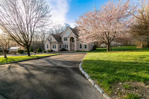 40 Nancy Dr, Monroe, CT 06468