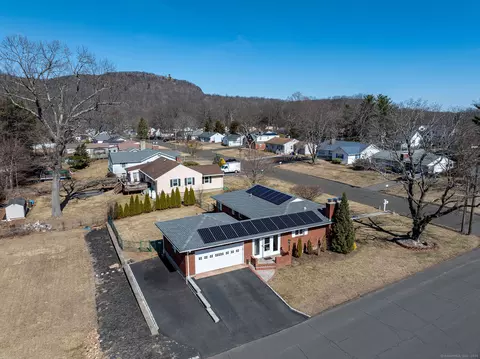 88 Jeffrey Ln, Meriden, CT 06451
