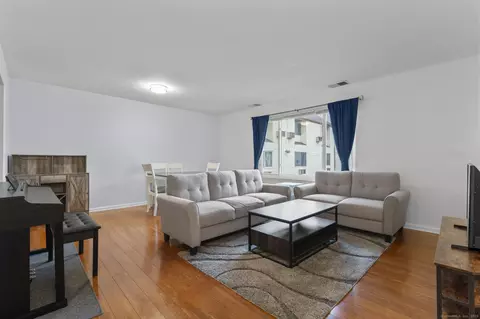 2 Washington Ct #4, Stamford, CT 06902