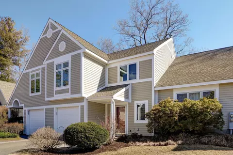 2 Greenwich Ln #2, Avon, CT 06001