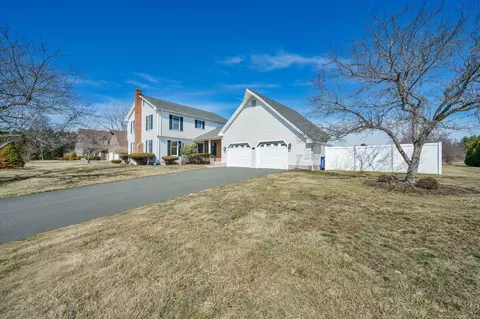 134 Wren Dr, Suffield, CT 06078