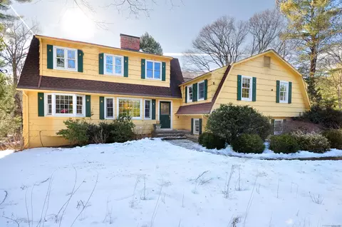 19 Banbury Rd, Simsbury, CT 06092