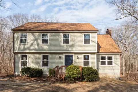 34 Michelle Ln, Guilford, CT 06437