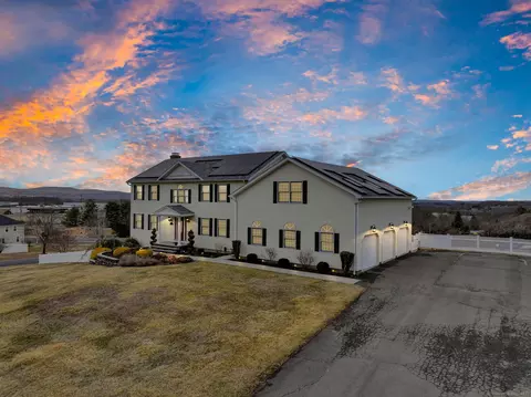 34 Watch Hill Dr, Middletown, CT 06457