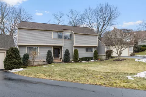 404 W Lyon Farm Dr #404, Greenwich, CT 06831