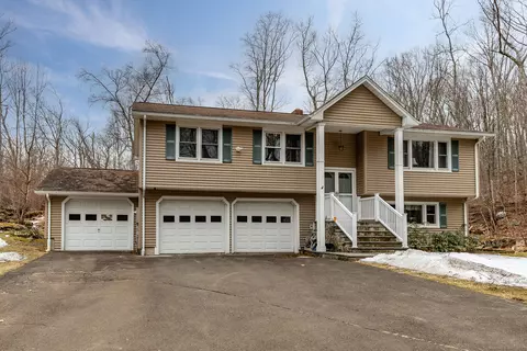 19 Fleetwood Dr, New Fairfield, CT 06812