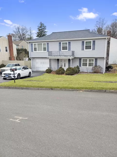 1 Armstrong Ct, Norwalk, CT 06851