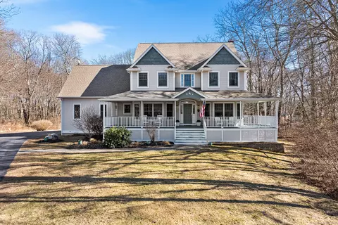 16 Spinnaker Rd, Waterford, CT 06385