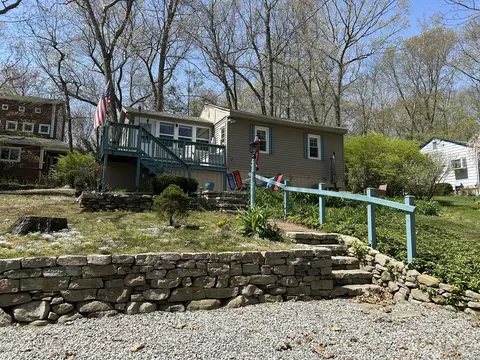 17 Knoll Rd, Moodus, CT 06469