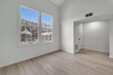 11 Concorde Way #B3, Windsor Locks, CT 06096