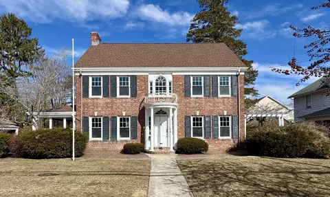 17 Bedford Ave, Milford, CT 06460