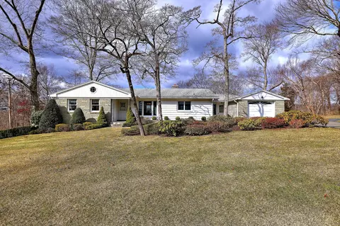 10 Hilltop Rd, Hamden, CT 06514