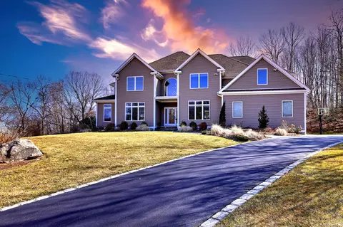 51 Tudor Ln, Trumbull, CT 06611