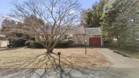 16 Barker Pl, Branford, CT 06405