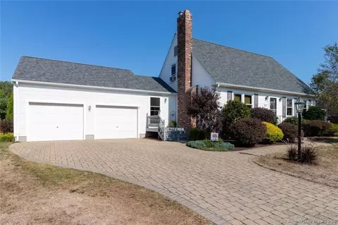 54 Spruceland Rd, Enfield, CT 06082