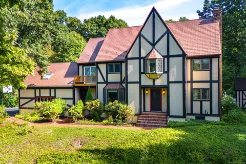 8 Franklin Woods Dr, Somers, CT 06071