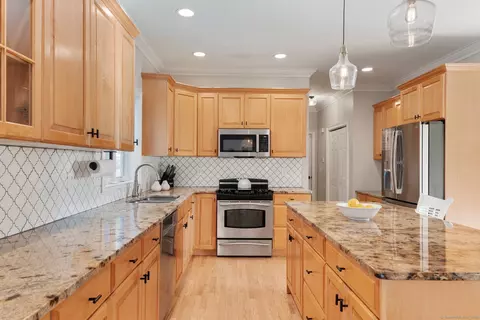 9 Angelas Way, Burlington, CT 06013