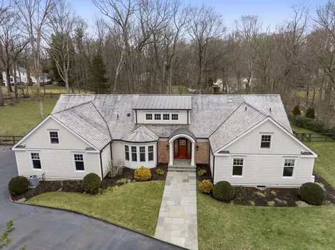 33 Stonehenge Dr, New Canaan, CT 06840