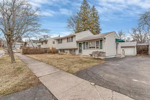 205 Oakwood Dr, Fairfield, CT 06824