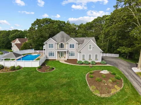 9 Leeward Ln, Groton, CT 06340