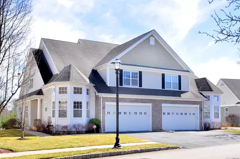 10 Pebble Beach Dr #10, Bloomfield, CT 06002