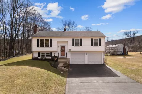 1182 W Woods Rd, Hamden, CT 06518