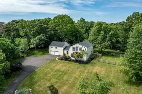 96 Obtuse Rd S, Brookfield, CT 06804
