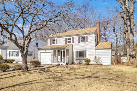 390 Dexter Dr, Bridgeport, CT 06606