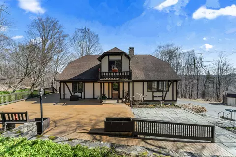 3 Newbury Rd, Newtown, CT 06470