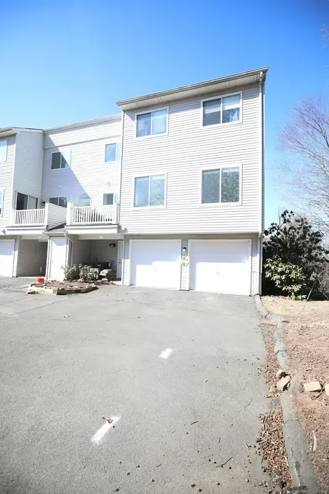 127 Staffordshire Commons Dr #127, Wallingford, CT 06492