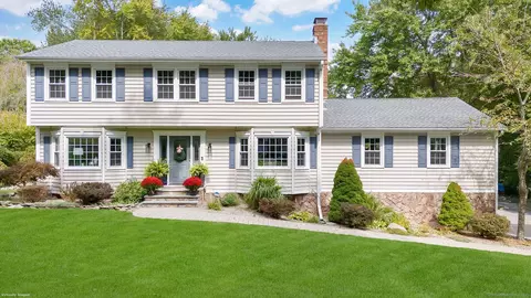 25 Deerfield Ln, Monroe, CT 06468