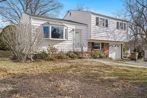 30 Warwick Ln, Stamford, CT 06902